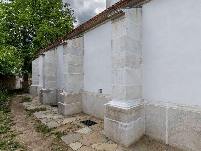 Obnovené zdi a podpěry kostela