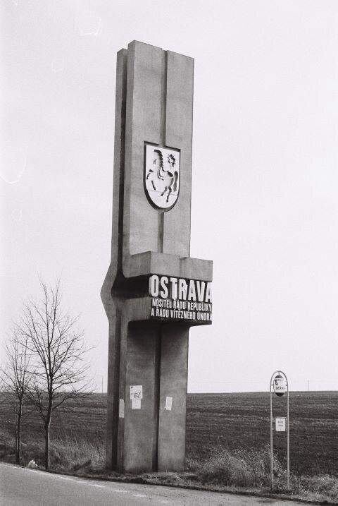 Směrovník u silnice z Opavy do Ostravy-Poruby, 90. léta 20. století
