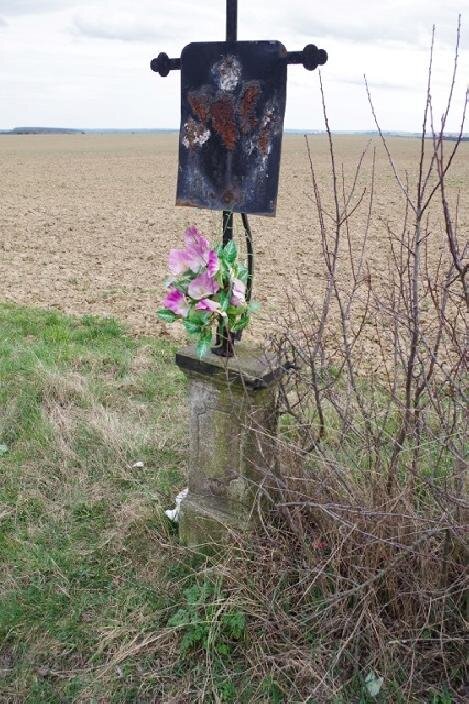 Kříž s obrazem sv. Cyrila a Metoděje v Dolních Lažanech před obnovou