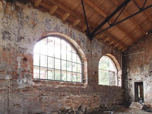Detail industriálních oken se subtilním profilem
