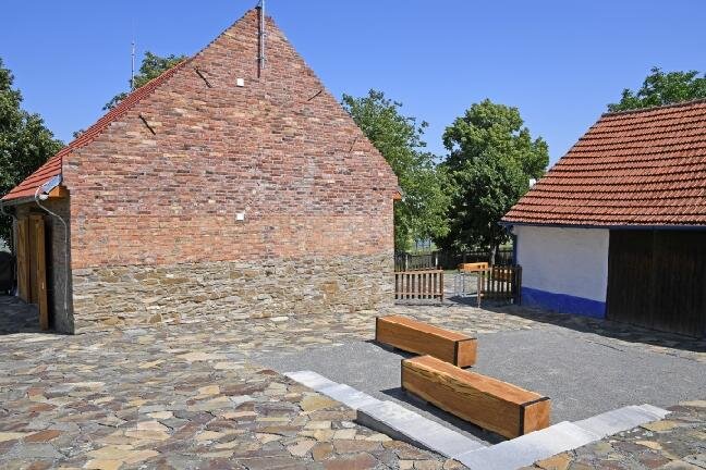 Exteriér stodoly – návštěvnické centrum