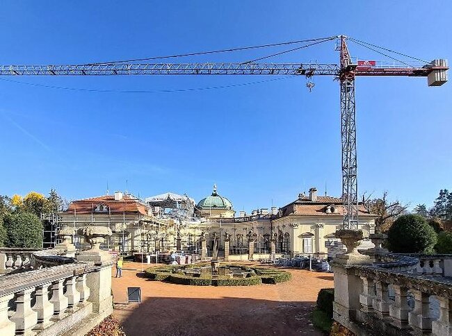 Během rekonstrukce se realizační firma H&B delta neobešla bez jeřábu.