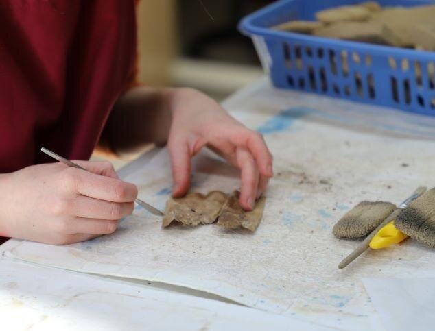 V restaurátorské dílně se svitky musí, po očištění od povrchových nečistot, postupně zvlhčit ve speciální komoře. Následně mohou být zalisovány v sendviči filtračních papírů, kde opět vyschnou.