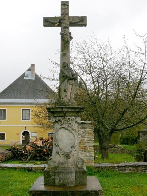 V Rokytnici v Orlických horách získal v areálu fary památkovou ochranu krucifix z roku 1750.