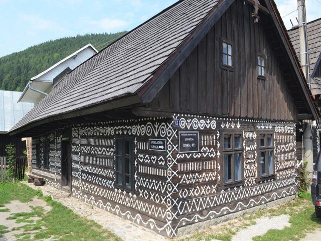 Malovaná roubená dřevěnice ve slovenských Čičmanech