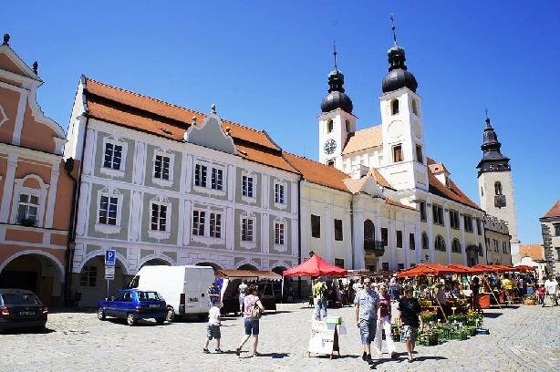 Raně barokní kostel Jména Ježíš s bočními kaplemi je do náměstí obrácen netypicky boční fasádou s kamenným portálem. Na něj navazovalo ze severní strany jezuitské gymnázium.