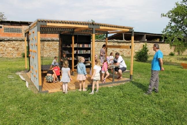 Nový mobiliář klášterní zahrady