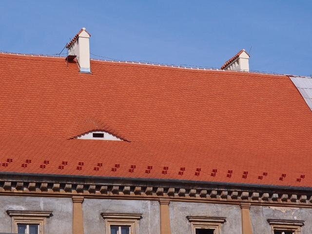 Detail nové pálené střešní tašky