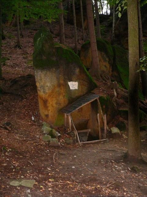 Studánka U Strážce v Modlivém dole je již opět vyčištěna.