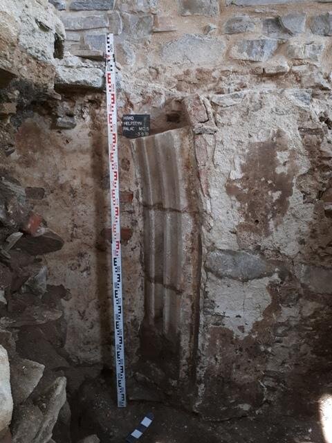 Profilované ostění gotického pískovcového portálu odkrytého pod současnou podlahou renesančního paláce