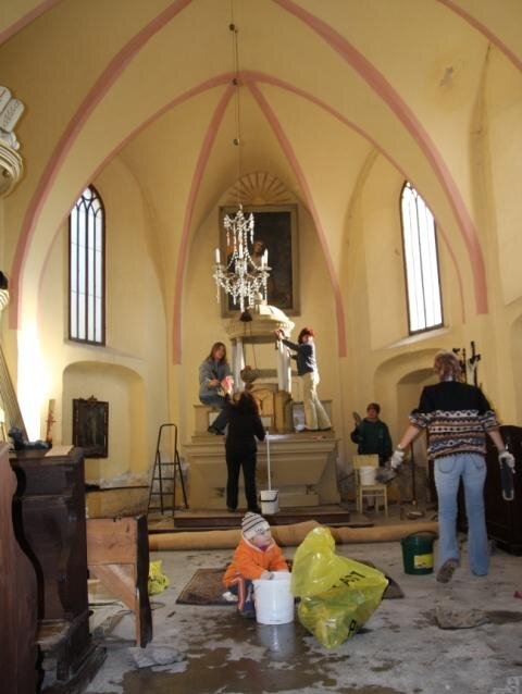 Dobrovolníci spolku při úklidu kaple sv. Máří Magdalény