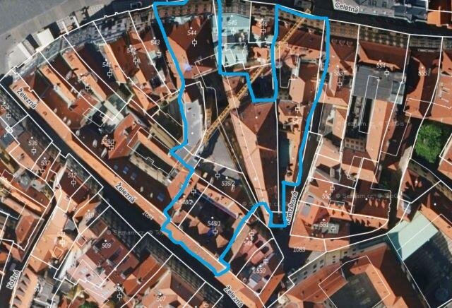 Bloky domů na katastrální mapě s modrým vyznačením řešených objektů
