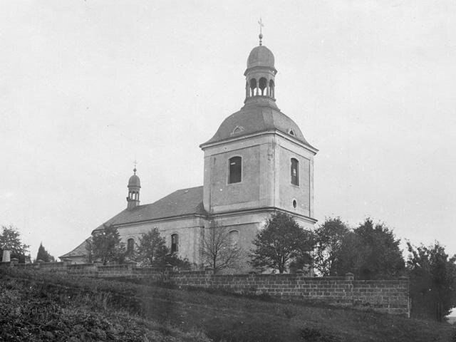 Kostel sv. Matěje leží v místech někdejší středověké osady Hruštice.