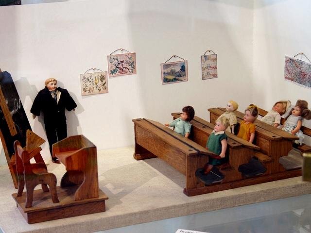 Děti si v minulosti rády hrály i s dřevěnými figurkami na školu.
