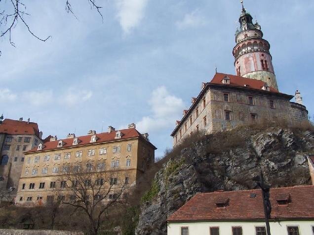 Pohled na mincovnu před obnovou, napravo budova Hrádku. Také restaurování zámecké věže vzbuzovalo v polovině 90. let emotivní reakce.