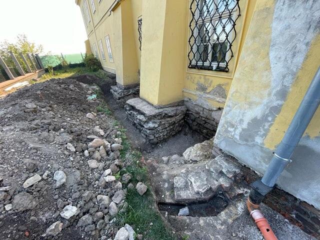 Po odborném průzkumu a vyhodnocení odebraných vzorků zdiva vznikl komplexní návrh sanace.