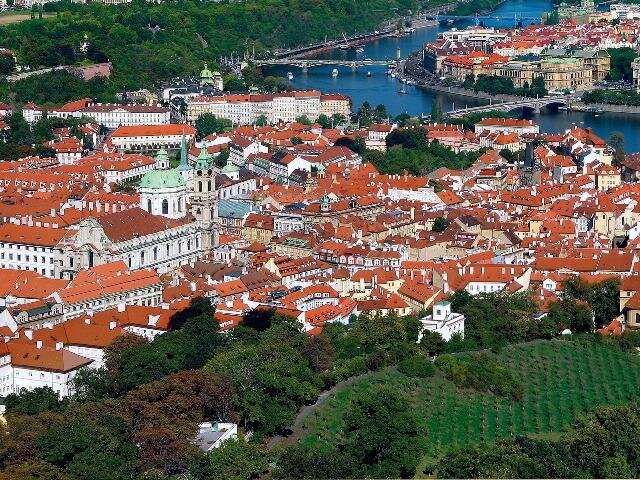 V podhradí na Malé Straně byla od společnosti Tondach na střechách malebných domů použita často bobrovka a prejz.