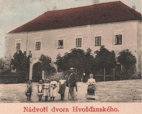 Historický snímek tvrze se sýpkou ve Hvožďanech