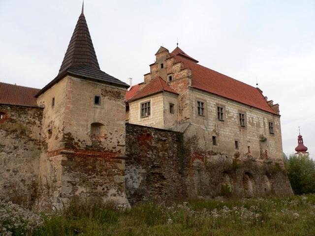 Bašta s hladomornou a palác postavený Sebastiánem Leskovcem z Leskovce