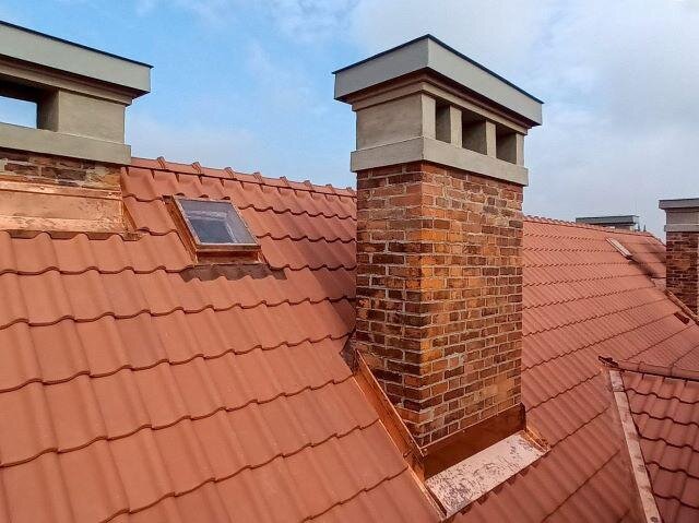 Detail střechy u komína