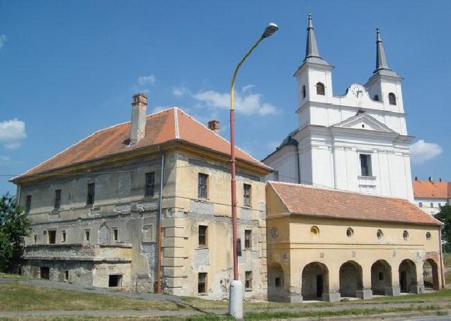 Renesanční budova staré radnice v Drnholci před rekonstrukcí
