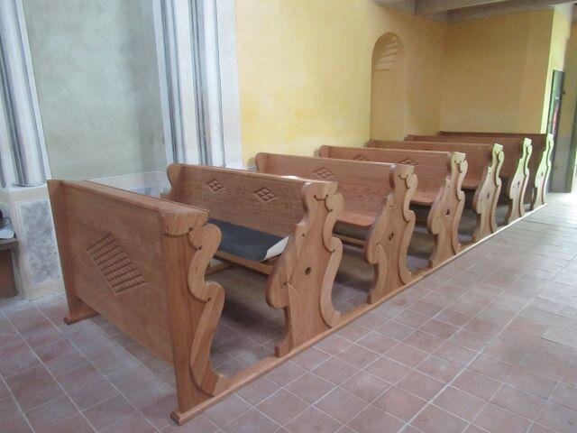 Inspirací pro nový mobiliář od truhláře Petra Kotála byly barokní lavice.