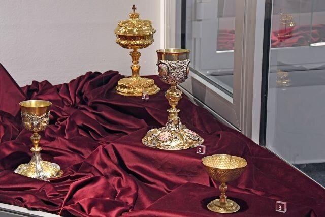 Výstava prezentuje zlatnická díla užívaná při liturgii (z fondu Uměleckoprůmyslového musea v Praze a Moravské galerie v Brně).