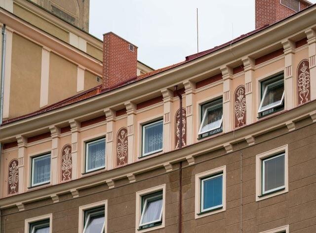 Restaurováním prošla i sgrafita budovy.