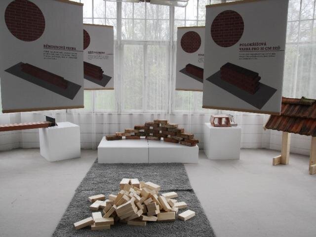 Expozice výstavy pamatuje i na nejmenší. Z dřevěných cihel si mohou zkusit různé typy zednických vazeb.