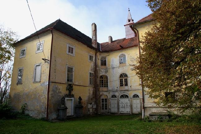 Na východě se stavba otevírá do bývalého hospodářského dvora.