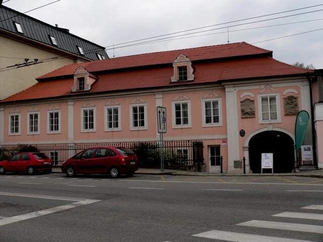 Sídlo Národního památkového ústavu zdobí dva kamenné reliéfy s tématy formanství a lodní dopravy.