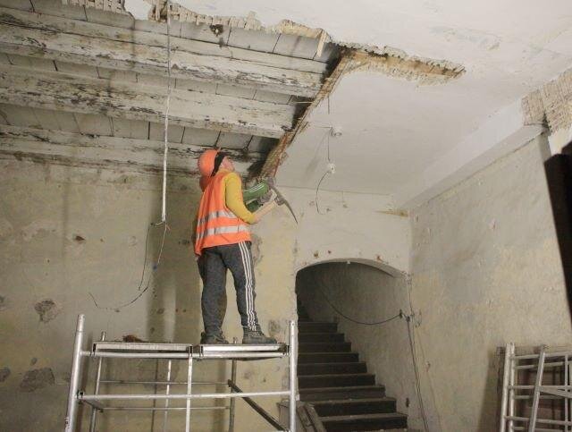 Strhávání stropních podhledů v prostoru pokladny