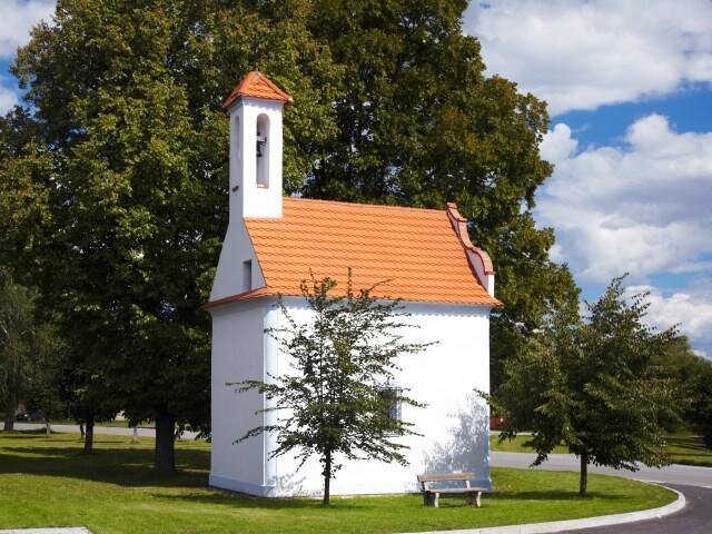 Pálená střešní krytina byla použita například při opravě kapličky sv. Jana Nepomuckého ve Skalách nedaleko Písku. 