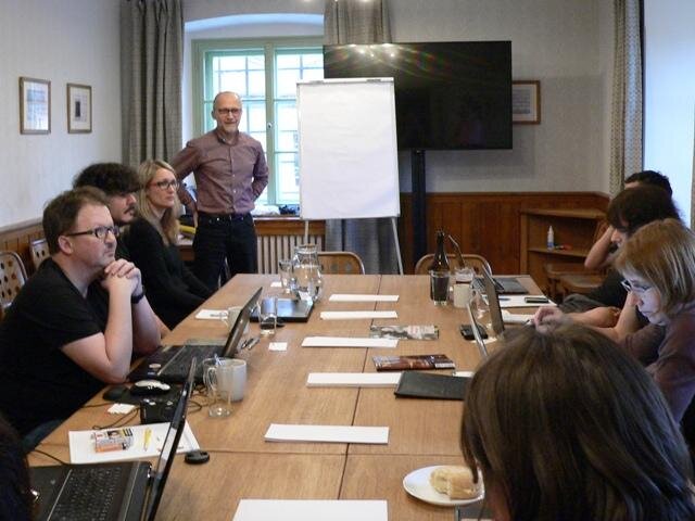 Roman Fiala, ředitel a lektor společnosti Alternation, se stal moderátorem našich diskuzí.