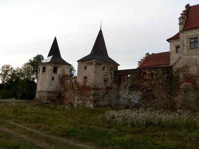 Jižní část opevnění probíhá od paláce až k jihozápadní baště. Pod hradbou bývala arcibiskupská zahrada.