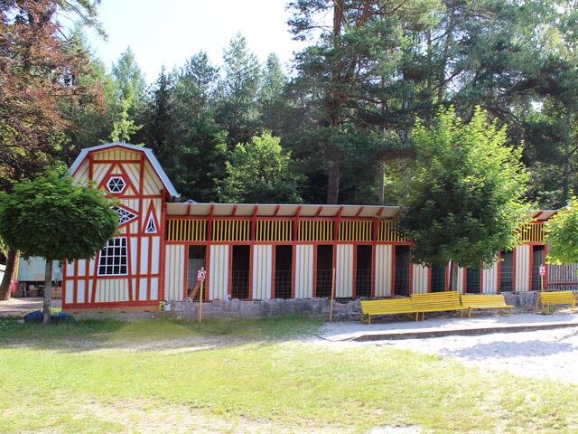 Centrální objekt představuje 92 metrů dlouhá dřevěná hlavní budova na kamenné podezdívce.