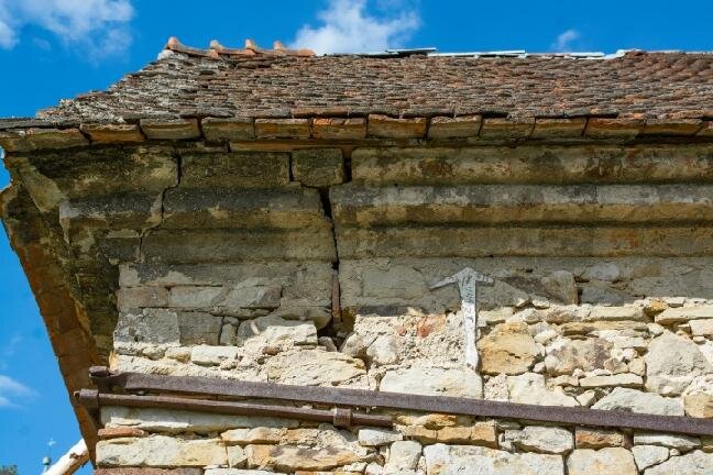 Střecha je pokryta pálenou taškou – bobrovkou a rámována profilovanou římsou.