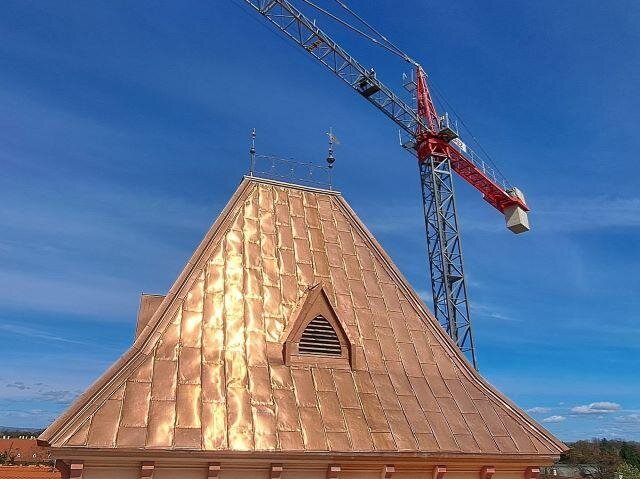 Na věži a přístavcích byla použita falcovaná měděná krytina.