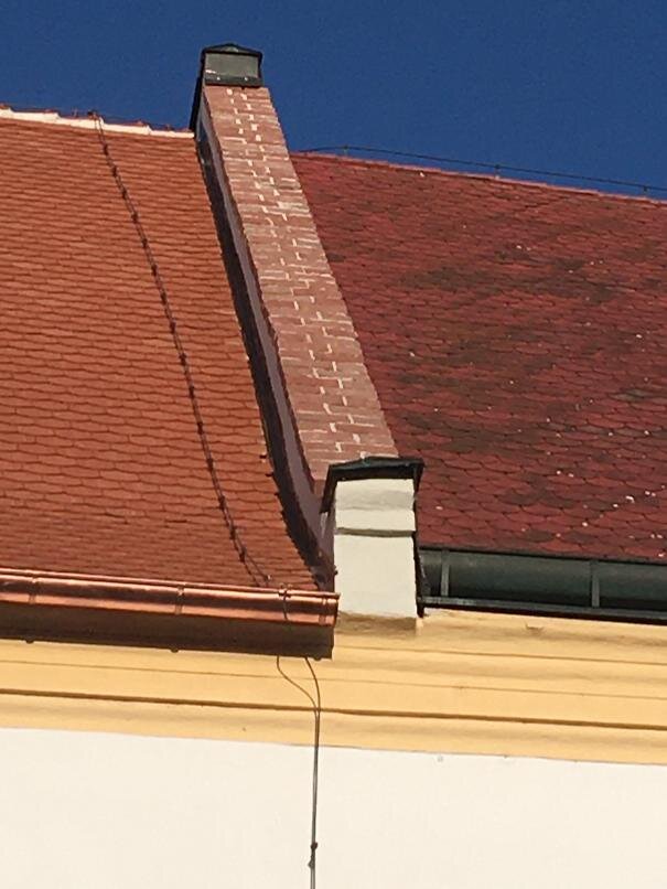 Cihlami větších rozměrů – 320x160x80 milimetrů – se pyšní atika zámku v Děčíně.
