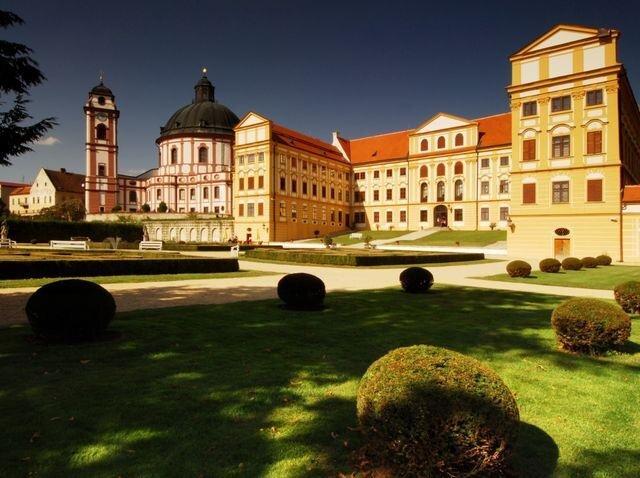 Zámek Jaroměřice nad Rokytnou vstupuje do návštěvnické sezony s prodlouženou výstavou Od pole válečného po objetí múzami s podtitulem Questenbergové na zámku v Jaroměřicích nad Rokytnou.