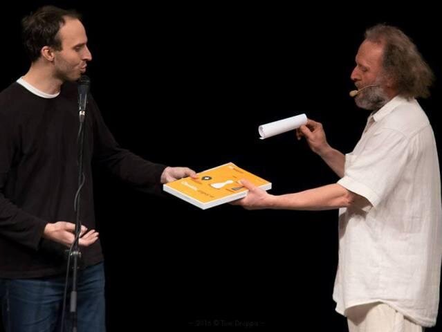 Jaroslav Dušek jako poděkování dostal od Aleše Kozáka časopis PROPAMÁTKY a společenskou hru Člověče, zapoj se PROPAMÁTKY.