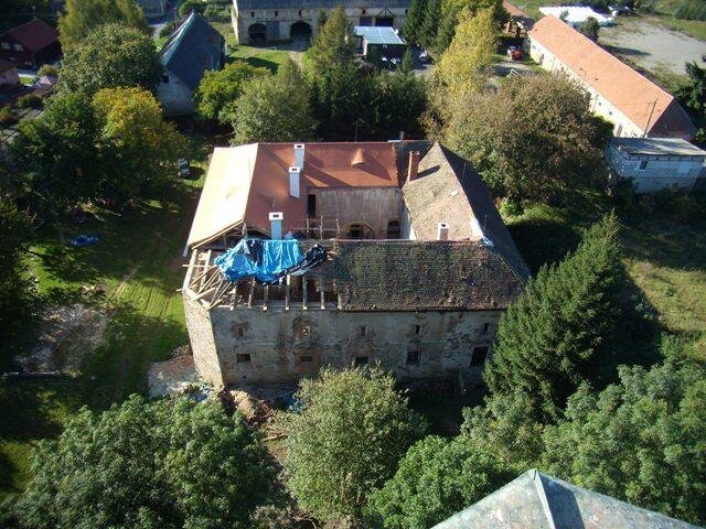 Obnova střechy tvrze