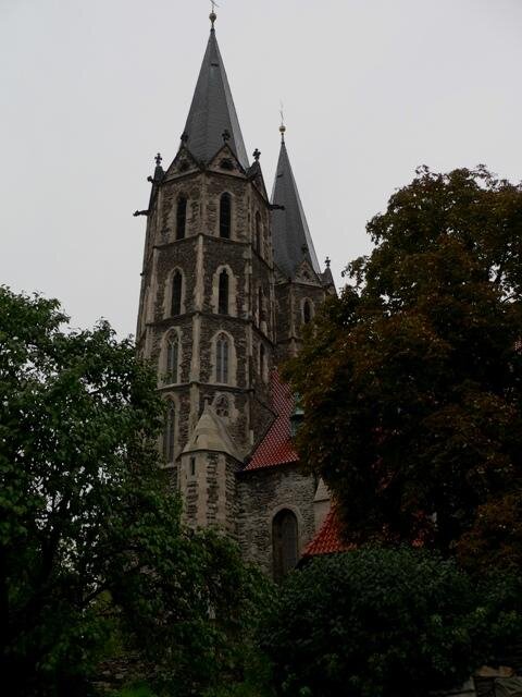 Kostel sv. Bartoloměje je stavebně rozdělen na část, která byla vybudována za panování zakladatele města, a část, kterou stavěl Petr Parléř.