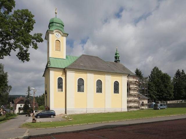 Pohled na svatostánek před osazením zvonů