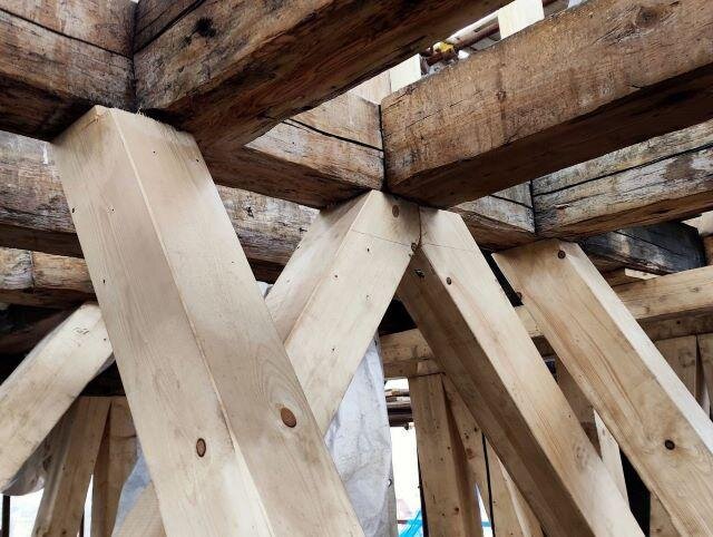 Detail spoje krovů s novými trámy