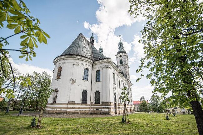 Severozápadní pohled na presbytář baziliky