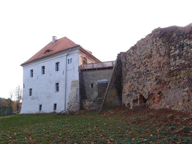 Zámek představuje členitý komplex třípodlažních křídel zakončených valbovými střechami.