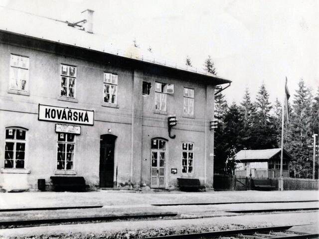 Výpravní budova železniční stanice Kovářská za plného provozu v 60. letech 20. století