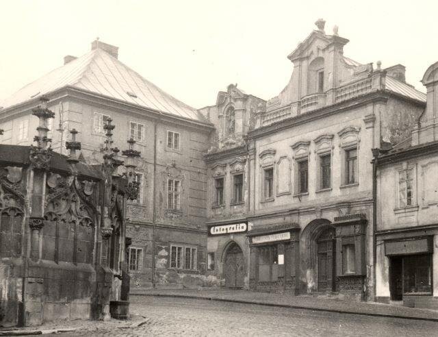 Historická gotická kašna na dobovém snímku
