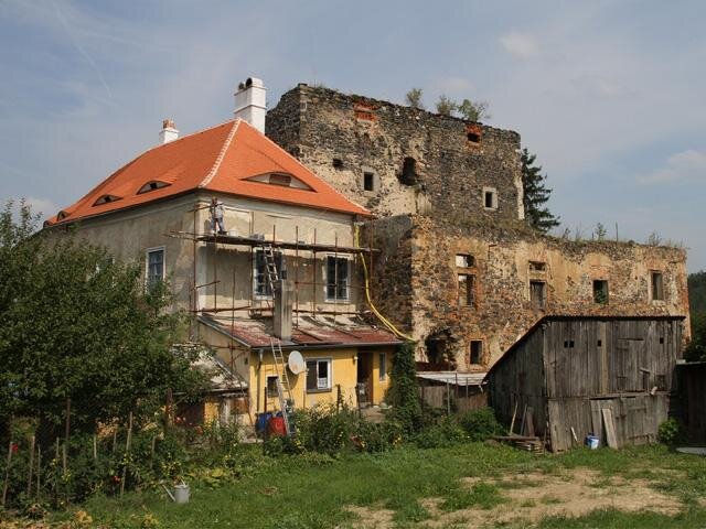 Současný stav objektu s pozůstatky gotického paláce